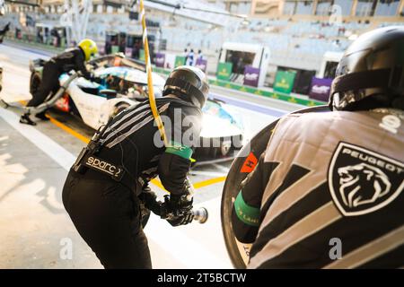 Sakhir, Bahrain. November 2023. pitstop Peugeot TotalEnergies Atmosphäre, während der BAPCo Energies WEC 8 Stunden, Bahrain. , . FIA Langstrecken-Weltmeisterschaft, vom 1. Bis 4. November 2023 auf dem Bahrain International Circuit, in Sakhir, Bahrain - Foto Antonin Vincent/DPPI Credit: DPPI Media/Alamy Live News Credit: DPPI Media/Alamy Live News Stockfoto