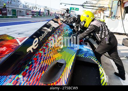 Sakhir, Bahrain. November 2023. pitstop Peugeot TotalEnergies Atmosphäre tanken während der BAPCo Energies WEC 8 Stunden, Bahrain. , . FIA Langstrecken-Weltmeisterschaft, vom 1. Bis 4. November 2023 auf dem Bahrain International Circuit, in Sakhir, Bahrain - Foto Antonin Vincent/DPPI Credit: DPPI Media/Alamy Live News Credit: DPPI Media/Alamy Live News Stockfoto