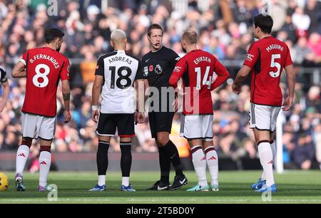 London, Großbritannien. November 2023. Spieler beider Teams sprechen mit Schiedsrichter John Brooks, bevor eine VAR-Prüfung ein Tor ausschließt, das Scott McTominay von Manchester United während des Premier League-Spiels in Craven Cottage, London, ausschließt. Der Bildnachweis sollte lauten: Paul Terry/Sportimage Credit: Sportimage Ltd/Alamy Live News Stockfoto