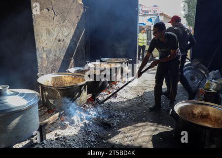 Rafah. November 2023. Die Menschen kochen Essen auf Brennholz nach einer Gasabschaltung in Rafah im südlichen Gazastreifen am 3. November 2023. Der israelische Premierminister Benjamin Netanjahu sagte am Freitag, dass Israel keinen Treibstoff oder keine Gelder in den Gazastreifen bringen würde, der seit mehr als einem Jahrzehnt unter einer lähmenden israelischen Blockade steht. Quelle: Rizek Abdeljawad/Xinhua/Alamy Live News Stockfoto