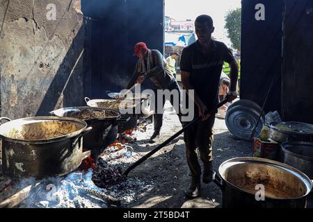 Rafah. November 2023. Die Menschen kochen Essen auf Brennholz nach einer Gasabschaltung in Rafah im südlichen Gazastreifen am 3. November 2023. Der israelische Premierminister Benjamin Netanjahu sagte am Freitag, dass Israel keinen Treibstoff oder keine Gelder in den Gazastreifen bringen würde, der seit mehr als einem Jahrzehnt unter einer lähmenden israelischen Blockade steht. Quelle: Rizek Abdeljawad/Xinhua/Alamy Live News Stockfoto