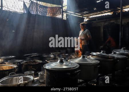 Rafah. November 2023. Die Menschen kochen Essen auf Brennholz nach einer Gasabschaltung in Rafah im südlichen Gazastreifen am 3. November 2023. Der israelische Premierminister Benjamin Netanjahu sagte am Freitag, dass Israel keinen Treibstoff oder keine Gelder in den Gazastreifen bringen würde, der seit mehr als einem Jahrzehnt unter einer lähmenden israelischen Blockade steht. Quelle: Rizek Abdeljawad/Xinhua/Alamy Live News Stockfoto