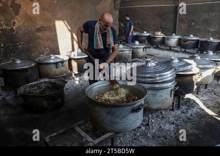 Rafah. November 2023. Die Menschen kochen Essen auf Brennholz nach einer Gasabschaltung in Rafah im südlichen Gazastreifen am 3. November 2023. Der israelische Premierminister Benjamin Netanjahu sagte am Freitag, dass Israel keinen Treibstoff oder keine Gelder in den Gazastreifen bringen würde, der seit mehr als einem Jahrzehnt unter einer lähmenden israelischen Blockade steht. Quelle: Rizek Abdeljawad/Xinhua/Alamy Live News Stockfoto