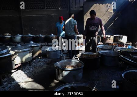 Rafah. November 2023. Die Menschen kochen Essen auf Brennholz nach einer Gasabschaltung in Rafah im südlichen Gazastreifen am 3. November 2023. Der israelische Premierminister Benjamin Netanjahu sagte am Freitag, dass Israel keinen Treibstoff oder keine Gelder in den Gazastreifen bringen würde, der seit mehr als einem Jahrzehnt unter einer lähmenden israelischen Blockade steht. Quelle: Rizek Abdeljawad/Xinhua/Alamy Live News Stockfoto