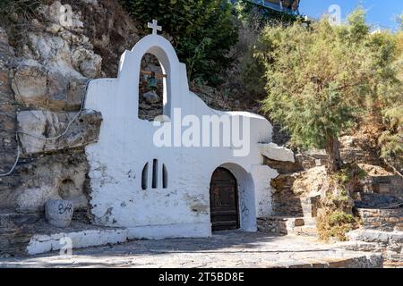 Kleine Kapelle im Dorf Agios Nikolaos, im östlichen Teil Kretas, am See Voulismeni, mit dem Meer verbunden, Altstadt, Griechenland, Stockfoto