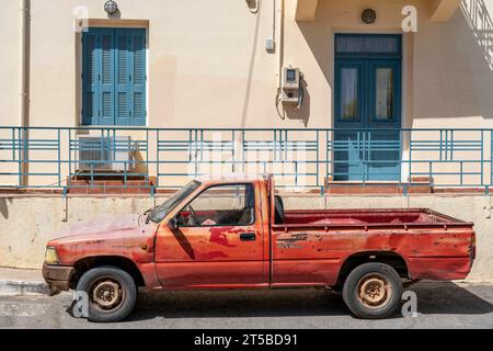 Das Dorf Agios Nikolaos, im östlichen Teil Kretas, alter Pickup-Truck, Griechenland, Stockfoto