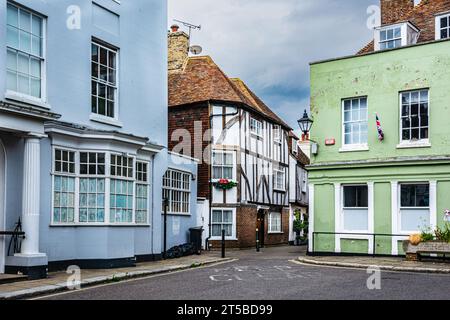 Allee und Häuser in Sandwich, Kent, England, Großbritannien Stockfoto