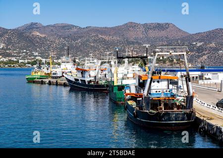 Das Dorf Agios Nikolaos im Osten Kretas, Fischereifahrzeuge im Hafen, Griechenland, Stockfoto