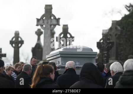 Der Sarg von Denise Morgan wird von der Church of the Assumption in Tullyallen in County Louth ausgeführt, nach ihrer Trauermesse wurde sie bei einem Mord/Selbstmord in New York erschossen. Bilddatum: Samstag, 4. November 2023. Stockfoto