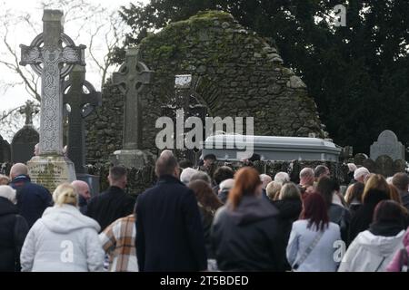 Der Sarg von Denise Morgan wird von der Church of the Assumption in Tullyallen in County Louth ausgeführt, nach ihrer Trauermesse wurde sie bei einem Mord/Selbstmord in New York erschossen. Bilddatum: Samstag, 4. November 2023. Stockfoto