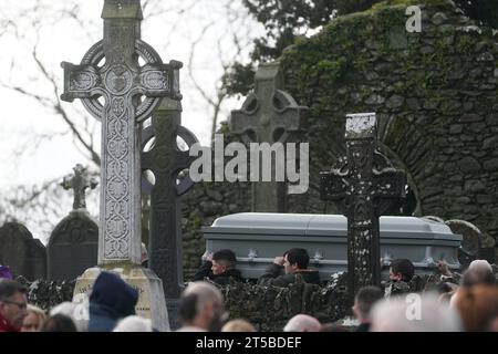 Der Sarg von Denise Morgan wird von der Church of the Assumption in Tullyallen in County Louth ausgeführt, nach ihrer Trauermesse wurde sie bei einem Mord/Selbstmord in New York erschossen. Bilddatum: Samstag, 4. November 2023. Stockfoto