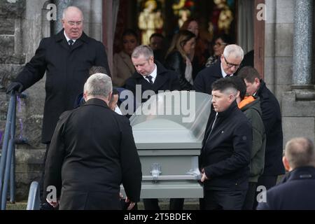 Der Sarg von Denise Morgan wird von der Church of the Assumption in Tullyallen in County Louth ausgeführt, nach ihrer Trauermesse wurde sie bei einem Mord/Selbstmord in New York erschossen. Bilddatum: Samstag, 4. November 2023. Stockfoto