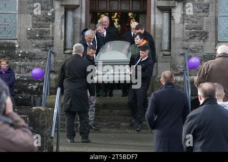 Der Sarg von Denise Morgan wird von der Church of the Assumption in Tullyallen in County Louth ausgeführt, nach ihrer Trauermesse wurde sie bei einem Mord/Selbstmord in New York erschossen. Bilddatum: Samstag, 4. November 2023. Stockfoto