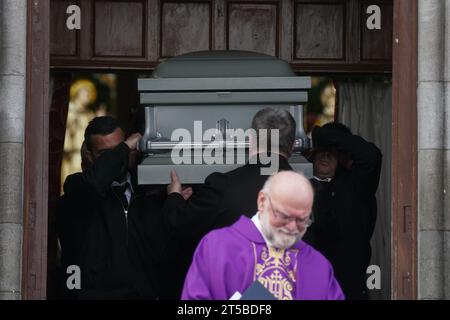 Der Sarg von Denise Morgan wird von der Church of the Assumption in Tullyallen in County Louth ausgeführt, nach ihrer Trauermesse wurde sie bei einem Mord/Selbstmord in New York erschossen. Bilddatum: Samstag, 4. November 2023. Stockfoto