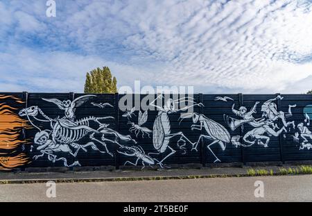 Graffiti, Wandgemälde auf einer Lärmschutzwand an der Autobahn A40, Ruhrschnellweg, am Autobahndreieck Essen-Ost, NRW, Deutschland, Stockfoto