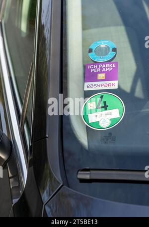 Die elektronische Parkscheibe, ein Pkw mit einer digitalen Uhr, die die Ankunft des Fahrzeugs auf einem Parkplatz anzeigt, gilt als Ersatz für Stockfoto