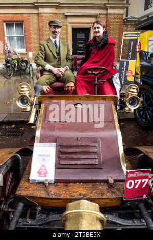 London, Großbritannien. 4. November 2023. Kostümierte Teilnehmer bei einer Ausstellung von Veteranenautos in der Malborough Road vor dem St. James’s Palace. Die Fahrzeuge werden am nächsten Morgen im RM Sotheby’s London zum Brighton Veteran Car Run gefahren, der zum 127. Mal mit Teilnehmern aus aller Welt stattfindet. Quelle: Stephen Chung / Alamy Live News Stockfoto