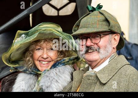 London, Großbritannien. 4. November 2023. Kostümierte Teilnehmer bei einer Ausstellung von Veteranenautos in der Malborough Road vor dem St. James’s Palace. Die Fahrzeuge werden am nächsten Morgen im RM Sotheby’s London zum Brighton Veteran Car Run gefahren, der zum 127. Mal mit Teilnehmern aus aller Welt stattfindet. Quelle: Stephen Chung / Alamy Live News Stockfoto