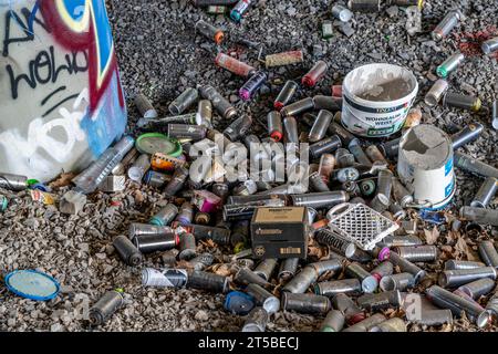 Leere Sprühdosen, auf einem Bahngleis unterhalb einer Straßenbrücke, weggeworfen, vom Sprühgerät entsorgt, Graffiti, Müllhaufen, Essen, NRW, Deutschland, Stockfoto