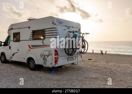 Insel Lefkada. Griechenland- 10.23.2023. Ein Carado-Wohnmobil, Wohnmobil am Kathisma Beach bei Sonnenuntergang. Stockfoto