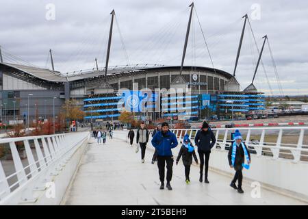 Manchester, Großbritannien. November 2023. Spaziergang in Richtung Etihad Stadium vor dem Premier League-Spiel Manchester City gegen Bournemouth im Etihad Stadium, Manchester, Großbritannien, 4. November 2023 (Foto: Conor Molloy/News Images) in Manchester, Großbritannien am 4. November 2023. (Foto: Conor Molloy/News Images/SIPA USA) Credit: SIPA USA/Alamy Live News Stockfoto