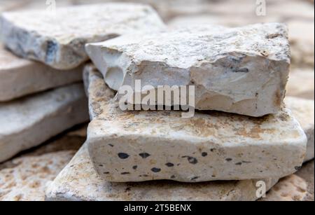 Nahaufnahme von bearbeiteten Natursteinen für Pflasterarbeiten. Stockfoto