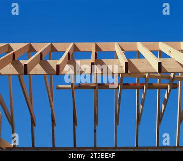 Architektur. Bauindustrie. Neue Gebäude mit Holzdachsteinen. Stockfoto