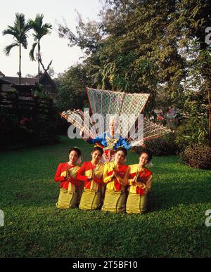 Thailand. King Ka-la und Fingernageltänzer posieren im Garten. Stockfoto