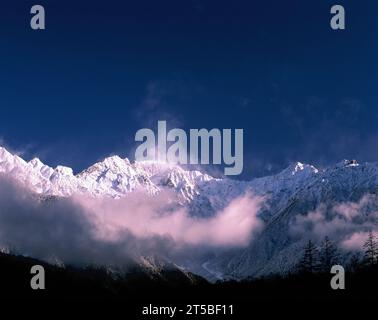 Japan. Nagano. Die Schneegipfel der Hida Mountains. Kamikōchi-Tal. Stockfoto