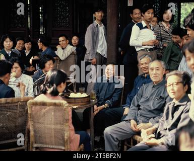 China. Shanghai. Familien im öffentlichen Gartenrestaurant. 1985. Stockfoto