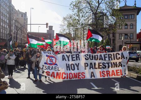 Gijon, Spanien, 4. November 2023: Das Hauptbanner der Demonstration "gestern Südafrika, heute Palästina, Sanktionen gegen Israel! Während der Demonstration aus Protest gegen den palästinensischen Völkermord, Ende der Besetzung des zionistischen Völkermords, am 4. November 2023 in Gijon, Spanien. Quelle: Alberto Brevers / Alamy Live News. Stockfoto