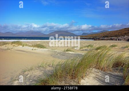 Ein Blick auf den Luskentyre Beach vom Rand der Sanddünen mit blauem Himmel und weißen Wolken auf der Isle of Harris, Äußere Hebriden, Schottland. Stockfoto