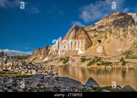 Snowy Range, The Diamond im Zentrum, Lookout Lake, Blick vom Lakes Trail, Mittsommer, Medicine Bow Mountains, Rocky Mountains, Wyoming, USA Stockfoto