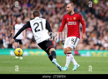 Christian Eriksen von Manchester United (rechts) und Fulham's Timothy Castagne kämpfen um den Ball während des Premier League-Spiels in Craven Cottage, London. Bilddatum: Samstag, 4. November 2023. Stockfoto