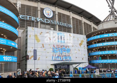 Manchester, Großbritannien. November 2023. Die Fans der Stadt treffen sich vor dem Etihad Stadium vor dem Premier League-Spiel Manchester City gegen Bournemouth am 4. November 2023 im Etihad Stadium, Manchester, Vereinigtes Königreich (Foto: Conor Molloy/News Images) in Manchester, Vereinigtes Königreich am 11. April 2023. (Foto: Conor Molloy/News Images/SIPA USA) Credit: SIPA USA/Alamy Live News Stockfoto