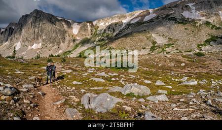 Snowy Range, Old Main Elevation auf der linken Seite, Wanderer auf dem Lakes Trail, Mittsommer, Medicine Bow Mountains, Rocky Mountains, Wyoming, USA Stockfoto