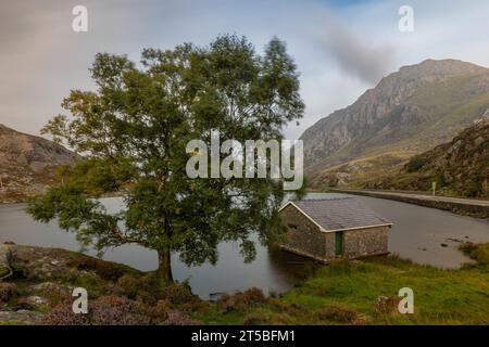 Llyn Ogwen, ein See im Herzen des Snowdonia Nationalparks. Der See ist von zerklüfteten Bergen umgeben und ist ein beliebtes Ziel für Wanderer, Stockfoto