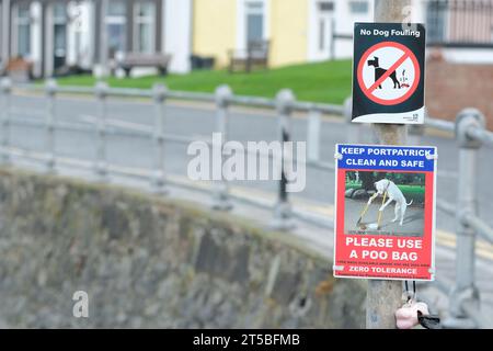 No Dog Fouling Schild und bitte benutzen Sie ein Poo Bag Schild für Hundebesitzer am Meer bei Portpatrick Scotland im November 2023 Stockfoto