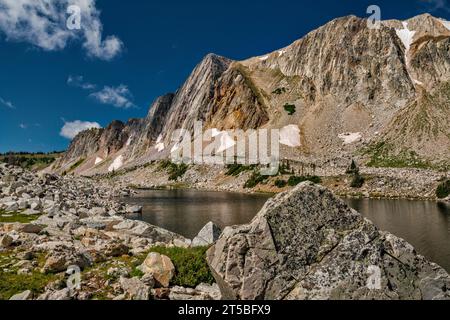 Snowy Range, The Diamond im Zentrum, Lookout Lake, Blick vom Lakes Trail, Medicine Bow Mountains, Rocky Mountains, Wyoming, USA Stockfoto