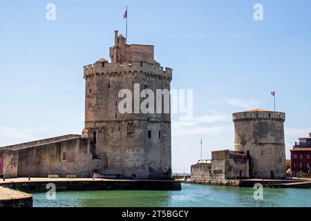 Titel: La Rochelle. Tour Saint-Nicolas, Tour de la Chaîne. Charente-Maritime. Nouvelle-Aquitaine Stockfoto