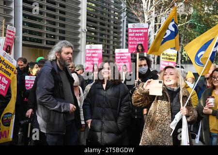 Home Office, London, Großbritannien. November 2023. Der Protest richtet sich gegen die Verwendung der Sprache, die die Regierung und insbesondere die Innenministerin Suella Braverman zum Sündenbock macht, die Hass und Angst schürt, Spaltung schafft und Rassisten und der extremen Rechten Tür und Tor öffnet. Sie wird gegen die Flüchtlingspolitik der Regierung und die Angriffe auf das Protestrecht demonstrieren. Quelle: Siehe Li/Picture Capital/Alamy Live News Stockfoto