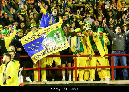 Oakwell Stadium, Barnsley, England - 3. November 2023 Horsham-Fans am Ende des Spiels - Barnsley gegen Horsham, Emirates FA Cup, 2023/24, Oakwell Stadium, Barnsley, England - 3. November 2023 Credit: Arthur Haigh/WhiteRosePhotos/Alamy Live News Stockfoto