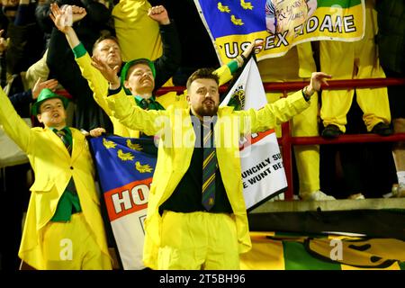 Oakwell Stadium, Barnsley, England - 3. November 2023 Horsham-Fans am Ende des Spiels - Barnsley gegen Horsham, Emirates FA Cup, 2023/24, Oakwell Stadium, Barnsley, England - 3. November 2023 Credit: Arthur Haigh/WhiteRosePhotos/Alamy Live News Stockfoto