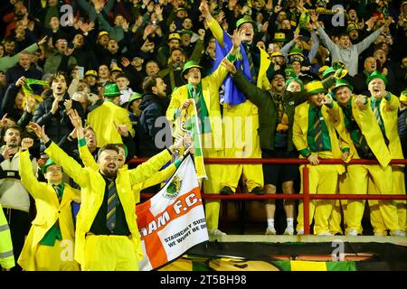 Oakwell Stadium, Barnsley, England - 3. November 2023 Horsham-Fans am Ende des Spiels - Barnsley gegen Horsham, Emirates FA Cup, 2023/24, Oakwell Stadium, Barnsley, England - 3. November 2023 Credit: Arthur Haigh/WhiteRosePhotos/Alamy Live News Stockfoto