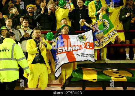 Oakwell Stadium, Barnsley, England - 3. November 2023 Horsham-Fans am Ende des Spiels - Barnsley gegen Horsham, Emirates FA Cup, 2023/24, Oakwell Stadium, Barnsley, England - 3. November 2023 Credit: Arthur Haigh/WhiteRosePhotos/Alamy Live News Stockfoto