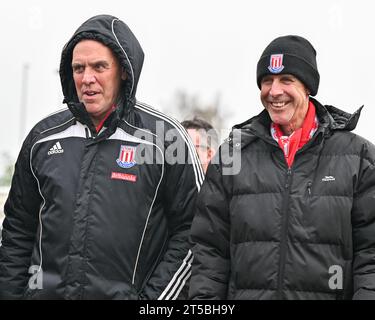 Stoke auf Trent, Großbritannien. November 2023. Zwei Stoke City-Fans kommen am 4. November 2023 (Foto: Cody Froggatt/News Images) in Stoke-on-Trent, Großbritannien, in Stoke-on-Trent, Großbritannien, am 4. November 2023 in Stoke-on-Trent, Vereinigtes Königreich. (Foto: Cody Froggatt/News Images/SIPA USA) Credit: SIPA USA/Alamy Live News Stockfoto