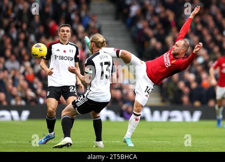 Christian Eriksen (rechts) von Manchester United und Tim Ream von Fulham kämpfen um den Ball während des Premier League-Spiels in Craven Cottage, London. Bilddatum: Samstag, 4. November 2023. Stockfoto