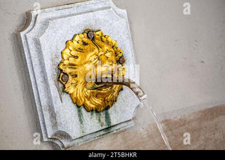 Der Elisenbrunnen in Aachen ist ein klassizistischer Bau der Architekten Johann Peter Cremer und Karl Friedrich Schinkel. Das Wasser ist stark schwefelhaltig, so dass vom Elisenbrunnen immer ein charakteristischer Geruch nach faulen Eiern Schwefelwasserstoff ausgeht. Aachen *** der Elisenbrunnen in Aachen ist ein neoklassizistisches Gebäude, das von den Architekten Johann Peter Cremer und Karl Friedrich Schinkel entworfen wurde. Das Wasser hat einen hohen Schwefelgehalt, so dass aus dem Elisenbrunnen Aachen immer ein charakteristischer Geruch nach faulen Eiern und Schwefelwasserstoff entsteht Stockfoto