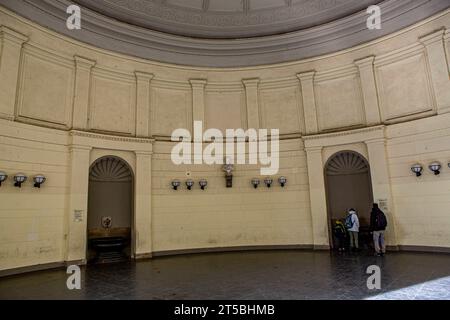 Der Elisenbrunnen in Aachen ist ein klassizistischer Bau der Architekten Johann Peter Cremer und Karl Friedrich Schinkel. Das Wasser ist stark schwefelhaltig, so dass vom Elisenbrunnen immer ein charakteristischer Geruch nach faulen Eiern Schwefelwasserstoff ausgeht. Aachen *** der Elisenbrunnen in Aachen ist ein neoklassizistisches Gebäude, das von den Architekten Johann Peter Cremer und Karl Friedrich Schinkel entworfen wurde. Das Wasser hat einen hohen Schwefelgehalt, so dass aus dem Elisenbrunnen Aachen immer ein charakteristischer Geruch nach faulen Eiern und Schwefelwasserstoff entsteht Stockfoto