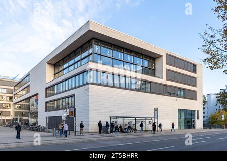 PRODUKTION - 31. Oktober 2023, Hessen, Gießen: Das Rathaus am Berliner Platz beherbergt die Stadtverwaltung, das Stadtarchiv, die Stadtbibliothek, die Kunstgalerie und die Konzerthalle Hermann-Levi. Foto: Christian Lademann/dpa Stockfoto